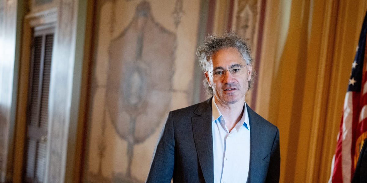 Palantir 首席执行官 Alex Karp 吹捧“战士文化”，公司提升年度收入前景