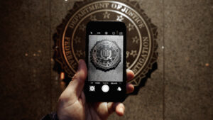 根据 FBI 的说法，如何保护您的手机免受 AI 诈骗