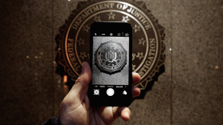 根据 FBI 的说法，如何保护您的手机免受 AI 诈骗