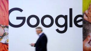谷歌股价暴跌 7%，苹果高管称 AI 竞争