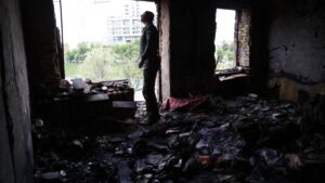 支持总部部署在基辅舍甫琴科夫斯基区夜间受损的房屋附近 – 基辅市长克里琴科