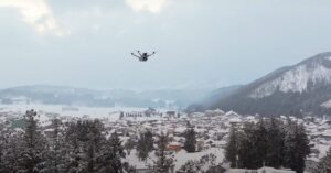 DJI 无人机大声警告，在雪坡发现风险 [视频]