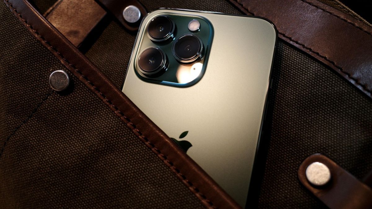 在 iPhone 17 发布之前，苹果供应商富士康董事长表示人工智能和机器人技术将接管