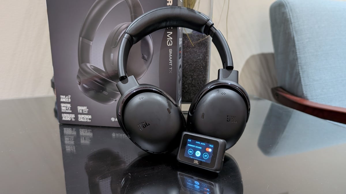 JBL Tour One M3 是功能丰富的 ANC 耳机，带有改变游戏规则的配件