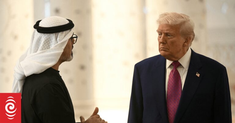 特朗普在访问阿联酋期间宣布数十亿美元的交易，并签署人工智能协议