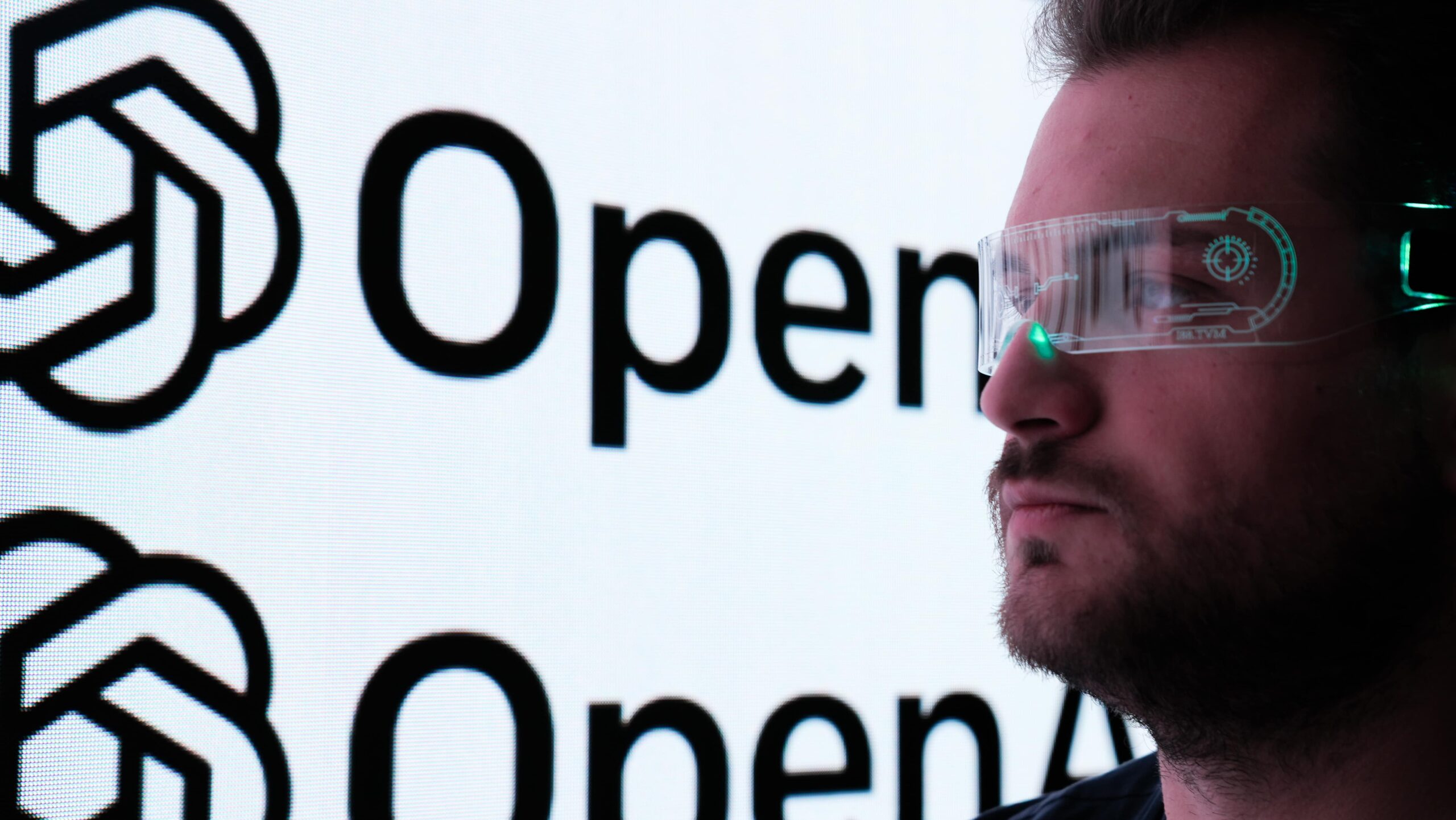 AI主导权之战：OpenAI的行动针对苹果和谷歌