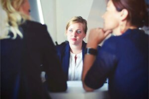 如何保护求职者免受 AI 支持的歧视