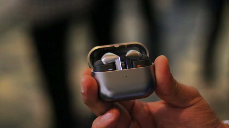 One UI 8 带来更深入的 Galaxy Buds 集成