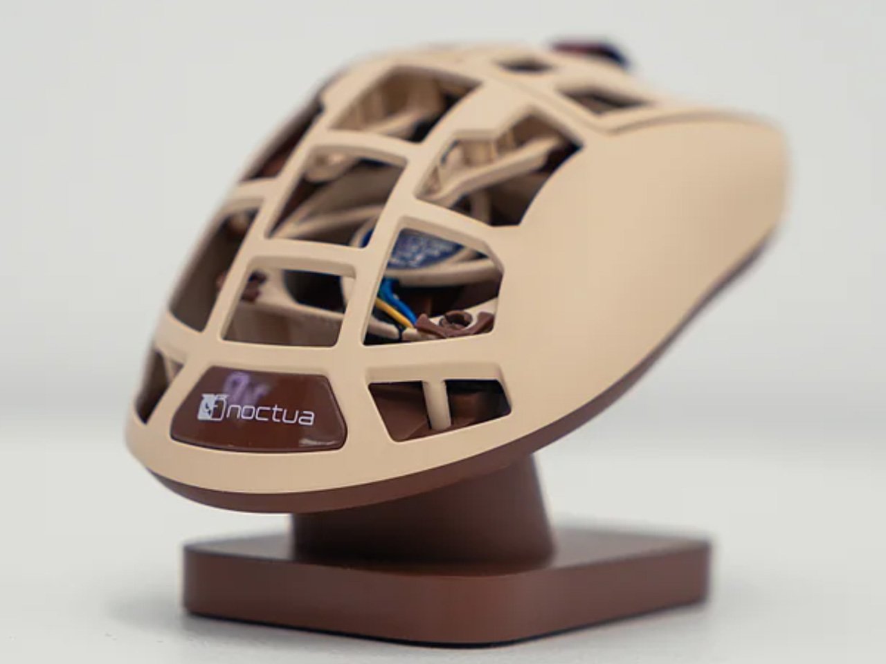 Pulsar x Feinman Noctua 鼠标内置风扇，可冷却出汗的手掌