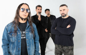 观看 System Of A Down 火热的巴西表演中的病毒式无人机镜头