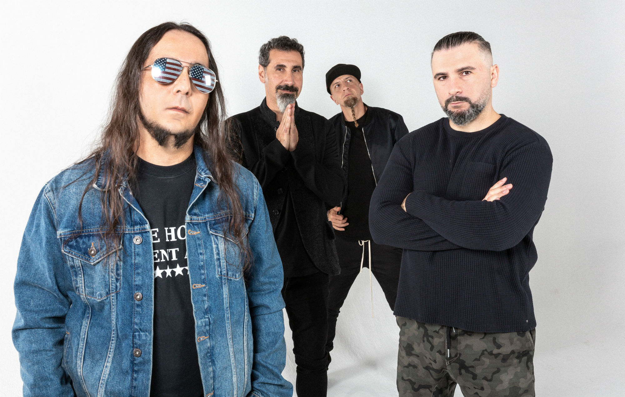 观看 System Of A Down 火热的巴西表演中的病毒式无人机镜头