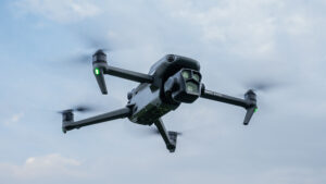 大疆承诺 Mavic 4 Pro 将 “旋转你的世界”，并确定了发布日期