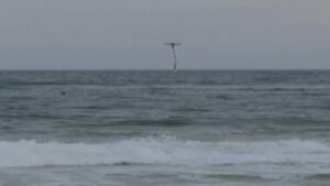 观看：被无人机救出的青少年游泳运动员被困在激流中