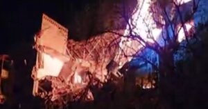 俄罗斯用无人机炮击尼古拉耶夫：据报道，一栋多层建筑被击中，那里起火