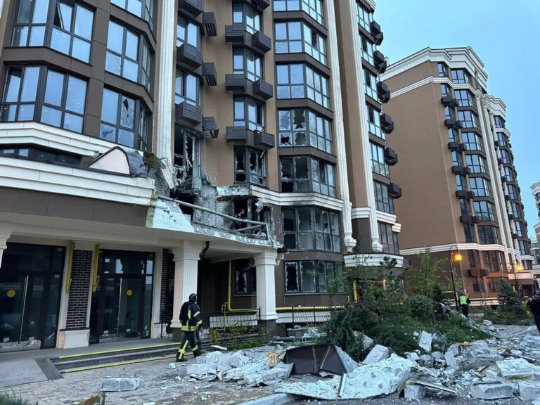 在基辅地区，一架无人机击中了一栋多层建筑：起火，10 多辆汽车受损