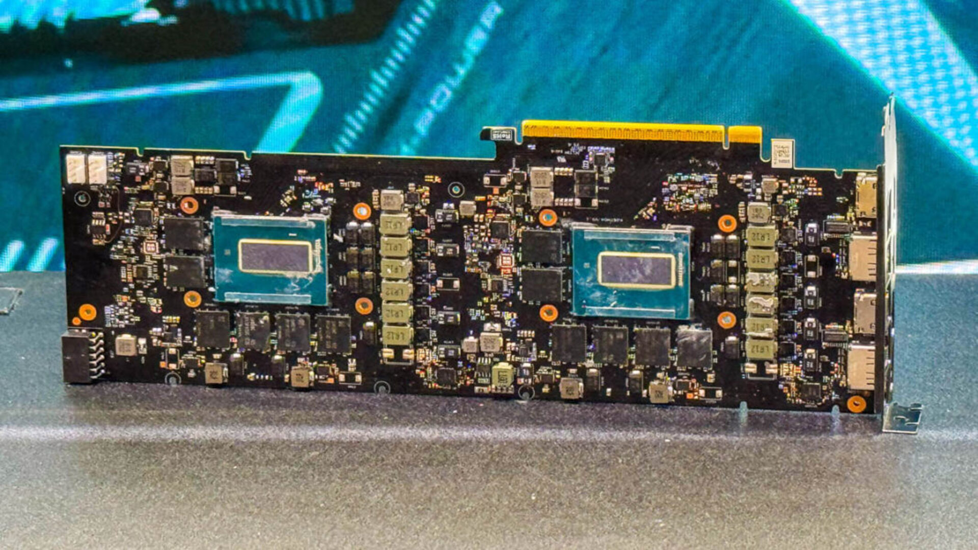 英特尔刚刚批准了一款专门用于 AI 的具有 48GB RAM 的巨型双 GPU 显卡 – 它就在这里