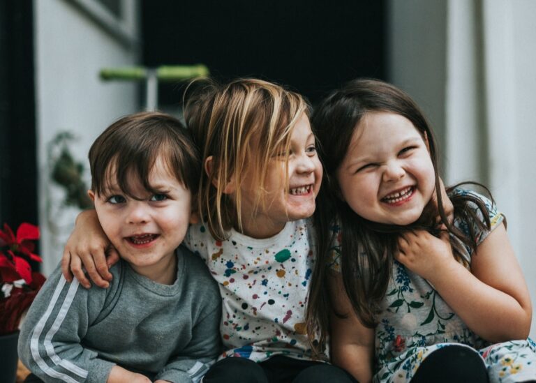 像幼儿园一样教授 AI 可以让它更智能