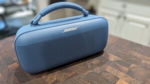 我向大多数人强烈推荐这款 Bose 便携式扬声器 - 这就是原因