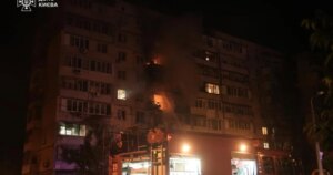 俄罗斯人用导弹和无人机袭击基辅：大火爆发