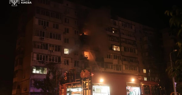 俄罗斯人用导弹和无人机袭击基辅：大火爆发