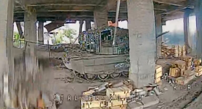 对乌克兰阵地的反复炮击导致发现并消灭了隐藏的 T-72B3 坦克（视频）