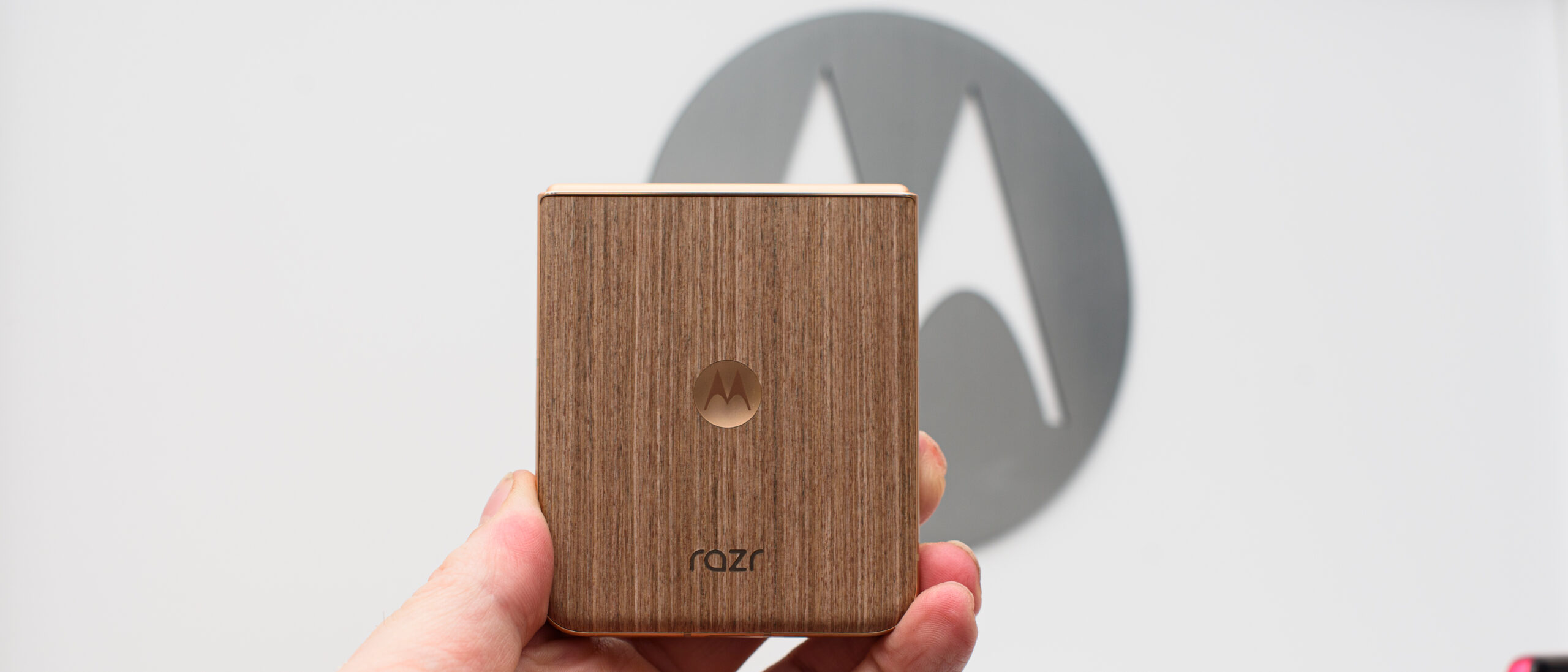 摩托罗拉 Razr Ultra 2025 评测：普通智能手机的解药