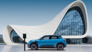 日产 Micra 作为电动汽车回归——但我喜欢它从雷诺 5 E-Tech 借鉴了太多