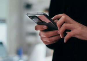 Apple 的 Eddy Cue：AI 搜索即将登陆 Safari，Google 查询量正在下降，iPhone 可能在 10 年内过时