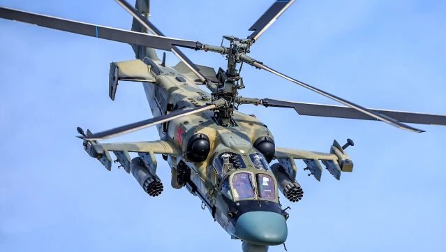 俄罗斯 Ka-52 直升机在莫斯科上空击落乌克兰无人机