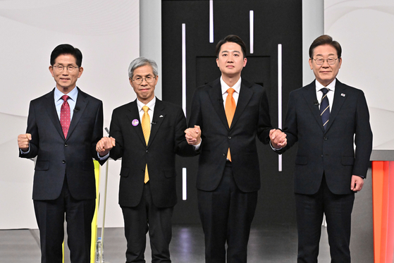 候选人在 6 月 3 日的首场选举辩论中就戒严、人工智能和经济问题进行了抨击