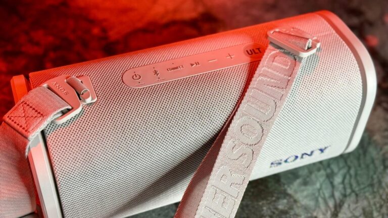 我最喜欢的蓝牙扬声器之一来自索尼，它是有史以来第一次发售