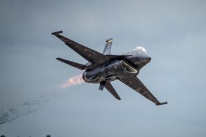 洛克希德·马丁公司为菲律宾提供 F-16 “蝰蛇”战斗机，提供扩展航程和本地技能转让