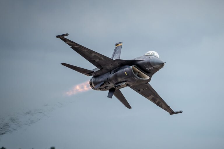 洛克希德·马丁公司为菲律宾提供 F-16 “蝰蛇”战斗机，提供扩展航程和本地技能转让