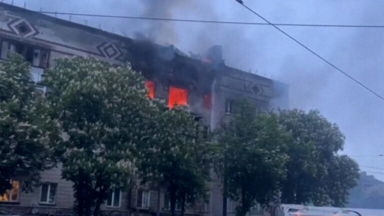 视频：俄罗斯导弹和无人机对基辅的致命袭击