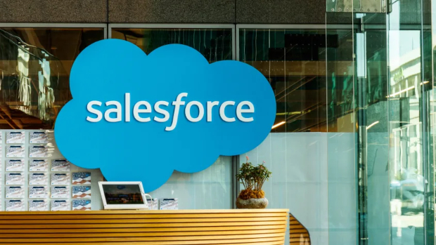 Salesforce 得益于 AI 平台的增长和战略收购，提高了收入预测