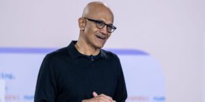 Satya Nadella 表示，DeepSeek 的 R1 是他看到的第一个接近 OpenAI 的 AI 模型