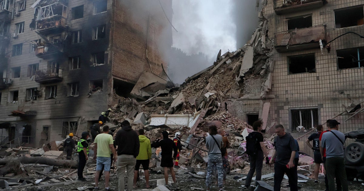 俄罗斯无人机、导弹袭击基辅造成至少 14 人死亡，其中包括美国