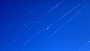 以色列军方在死海上空拦截了从伊朗发射的 3 架无人机