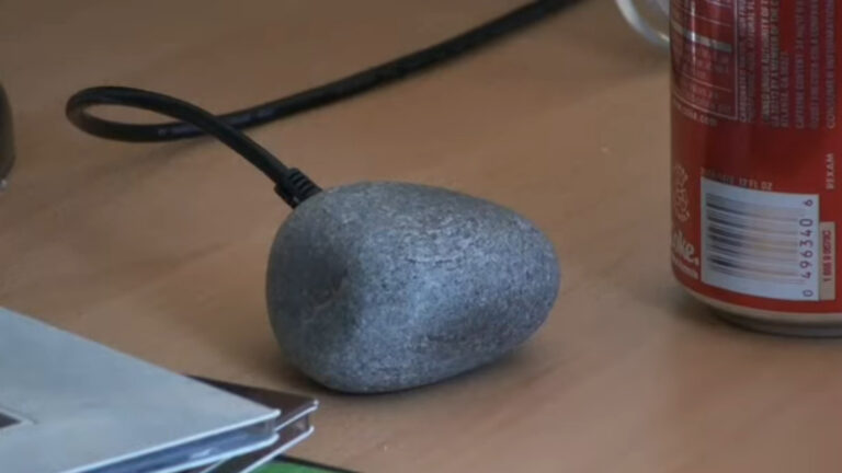 这个从 2000 年代停产的 USB 小工具绝对没有任何作用，但人们仍然喜欢它