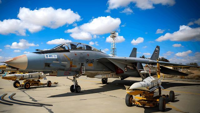 以色列喷气式飞机在伊斯法罕闪电战中焚烧伊朗的两架 F-14 雄猫战斗机