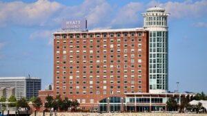 凯悦酒店裁员数百个美国工作岗位，以支持月薪 400 美元的萨尔瓦多工人和 AI