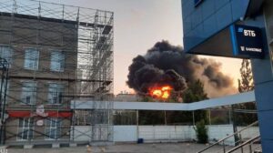 俄罗斯国防工厂在袭击后着火 – 视频