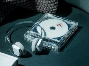 这款透明 CD 播放器将您的相册变成艺术，让流媒体感觉没有灵魂