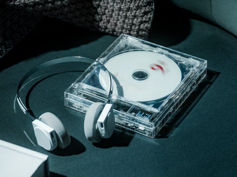 这款透明 CD 播放器将您的相册变成艺术，让流媒体感觉没有灵魂