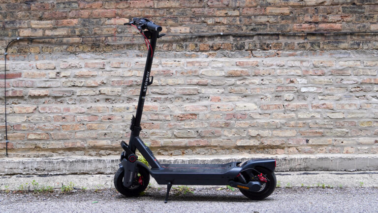我骑的是 Segway Max G3，它是我骑过的最豪华的电动滑板车