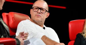 OpenAI 与 Jony Ive 合作的第一款 AI 设备不会是可穿戴设备