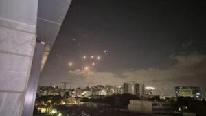 据报道，以色列的空袭触发了伊朗主要港口和核设施附近的防空系统