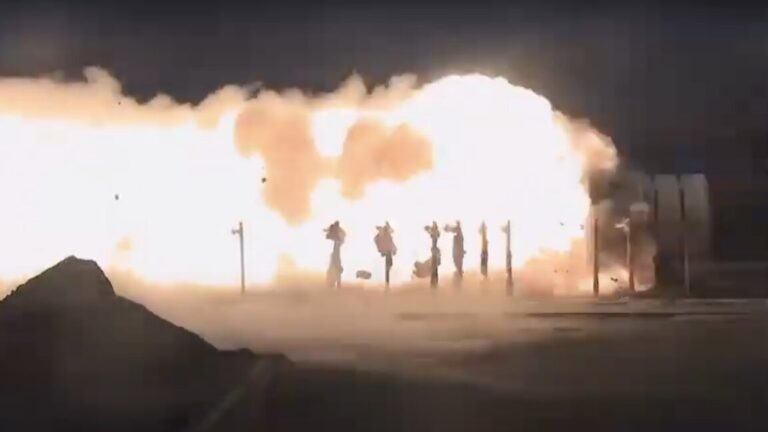 NASA 测试了一种可能永远不会飞行的新型 SLS 助推器，它的末端爆炸了