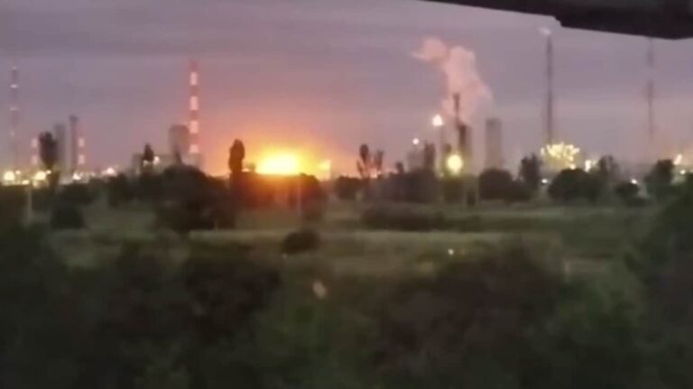 乌克兰武装部队无人机击中了俄罗斯的两个国防工业设施