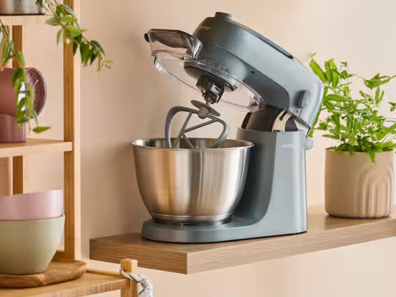 Kenwood Go Compact Stand Mixer 是一款安装在智能包装中的烘焙工具